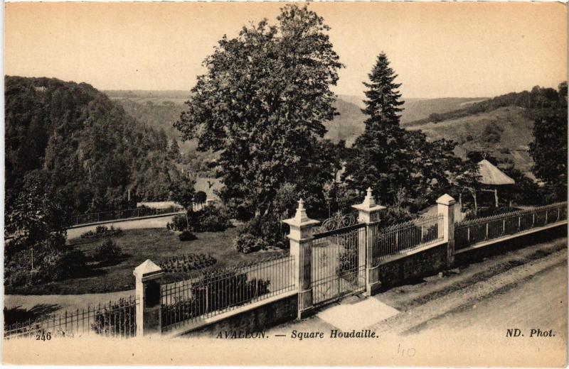 Carte postale ancienne Avallon Square Houdaille France à Avallon