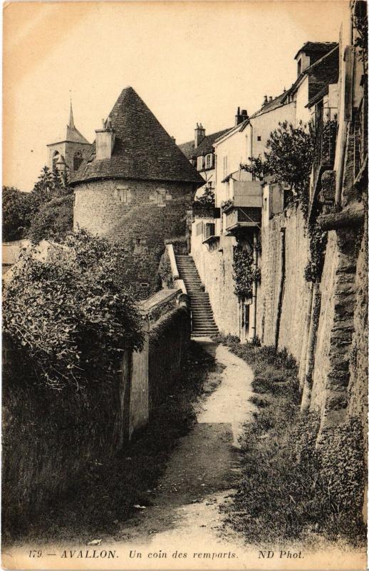 Carte postale ancienne Avallon Un Coin des remparts France à Avallon