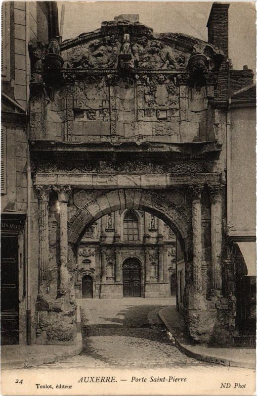 Carte postale ancienne Auxerre Porte Saint-Pierre France à Auxerre
