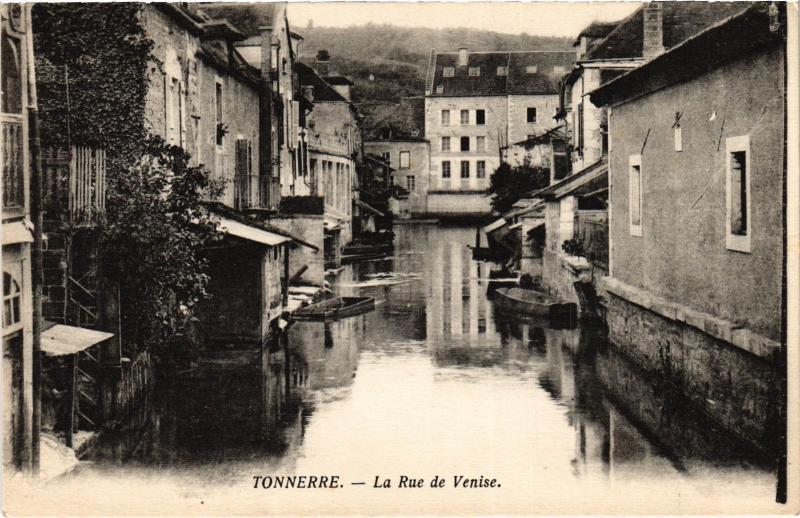 Carte postale ancienne Tonnerre La Rue de Venise France à Tonnerre