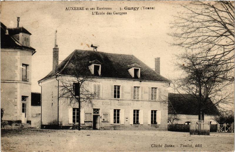 Carte postale ancienne Environs de Auxerre L'Ecole des Garcons France à Auxerre
