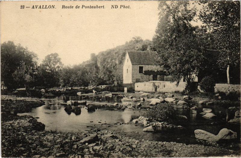 Carte postale ancienne Avallon Route de Pontaubert France à Avallon