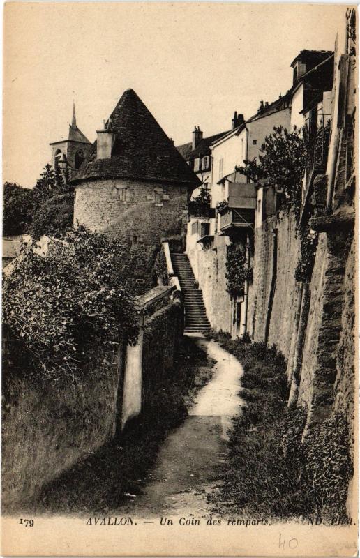 Carte postale ancienne Avallon Un Coin des remparts France à Avallon
