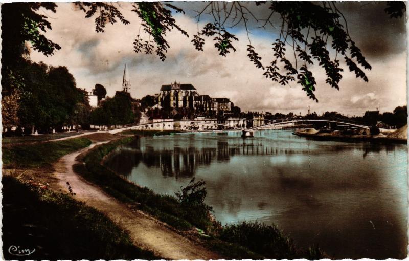Carte postale ancienne Auxerre La Passerelle sur l'Yonne et l'Eglise Saint-germain France à Auxerre