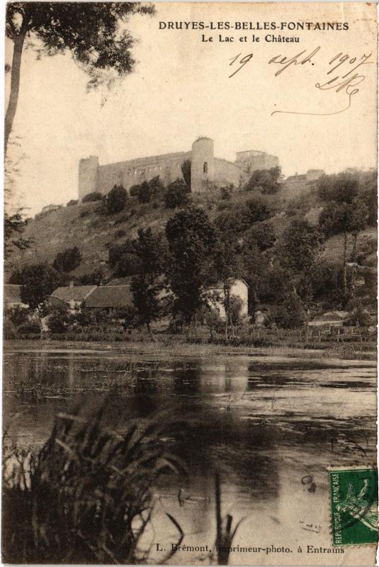 Carte postale ancienne Druyes-les-Belles-Fontaines Le Lac et le Chateau France à Druyes-les-Belles-Fontaines