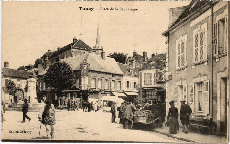 Carte postale ancienne Toucy Place de la republique France à Toucy