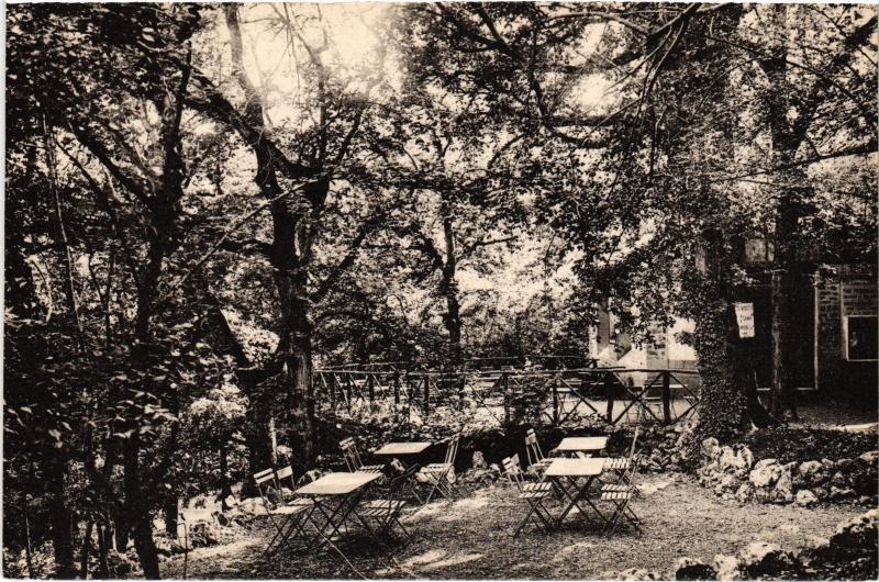 Carte postale ancienne Arcy-sur-Cure Les Terrasses et le Chalet des Grottes France à Arcy-sur-Cure