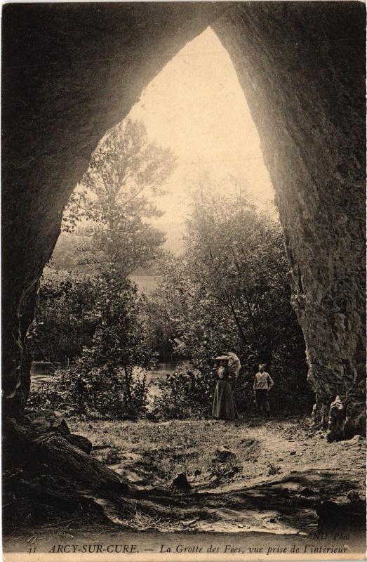 Carte postale ancienne Arcy-sur-Cure La Grotte des Fees,vue prise de l'interieur France à Arcy-sur-Cure