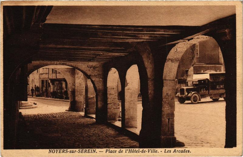 Carte postale ancienne Noyers-sur-Serein Place de l'Hotel de Ville France à Noyers
