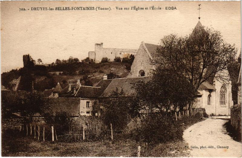 Carte postale ancienne Druyes-les-Belles-Fontaines Vue sur l'Eglise et l'Ecole France à Druyes-les-Belles-Fontaines