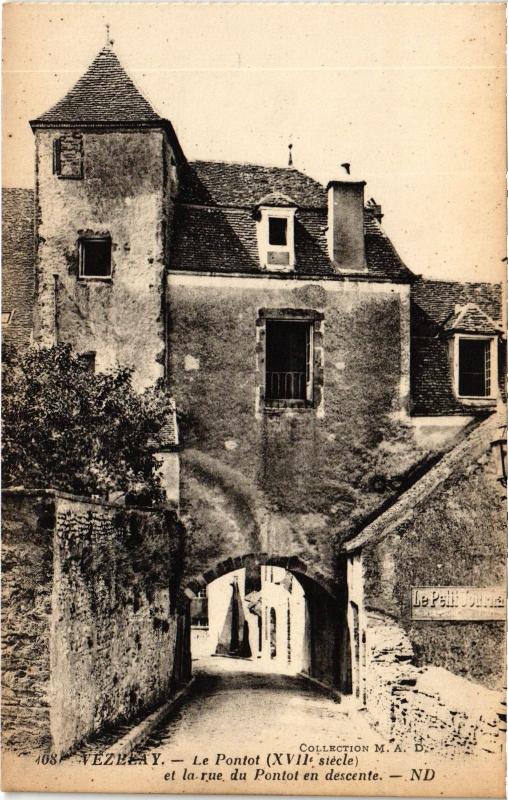 Carte postale ancienne Vezelay Le Pontot et la rue du Pontot en descante France