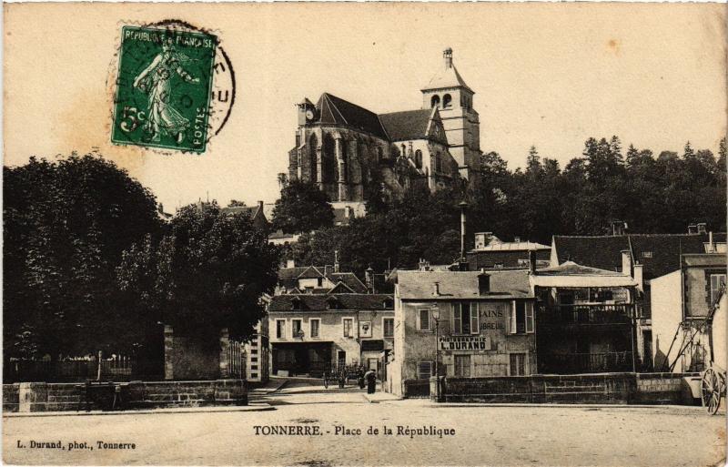 Carte postale ancienne Tonnerre Place de la republique France à Tonnerre