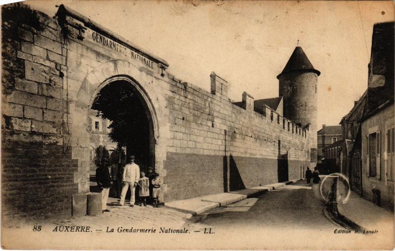 Carte postale ancienne Auxerre La Gendarmerie Nationale France à Auxerre