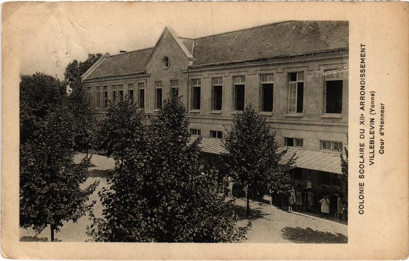 Carte postale ancienne Villeblevin Cour d'Honneur France à Villeblevin