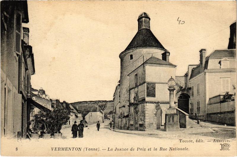 Carte postale ancienne Vermenton La Justice de Paix et la Rue Nationale France à Vermenton