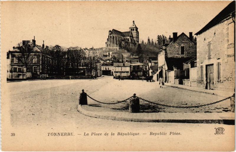 Carte postale ancienne Tonnerre La Place de la Republique France à Tonnerre