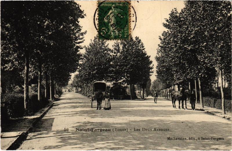 Carte postale ancienne Saint-Fargeau Les Deux Avenues France à Saint-Fargeau