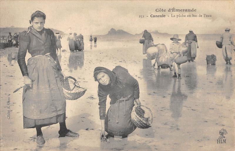 Carte postale ancienne Cancale - La Peche Au Bas De L'Eau à Cancale