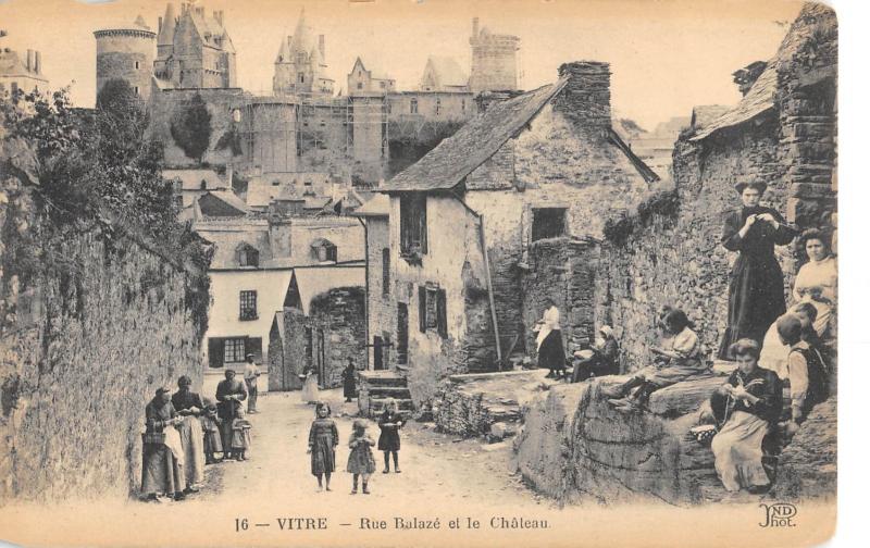 Carte postale ancienne Vitre - Rue Balaze Et Le Chateau à Vitré