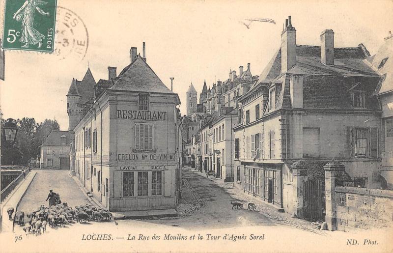 Carte postale ancienne Loches - La Rue Des Moulins Et La Tour D'Agnes Sorel à Loches