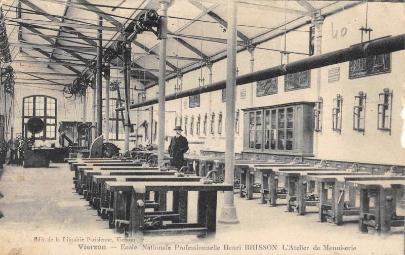Carte postale ancienne Vierzon - Ecole Nationale Henri Brisson - Atelier De Menuiserie à Vierzon