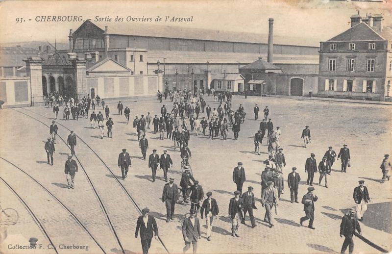 Carte postale ancienne Cherbourg - Sortie Des Ouvriers De L'Arsenal