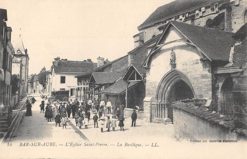 Carte postale ancienne Bar Sur Aube - L'Eglise Saint Pierre - La Basilique à Bar-sur-Aube