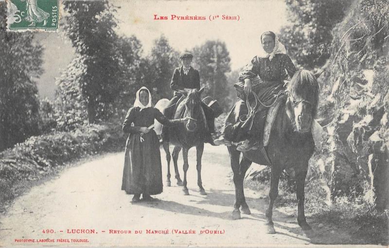 Carte postale ancienne Luchon - Retour Du Marche - Vallee D'Oueil