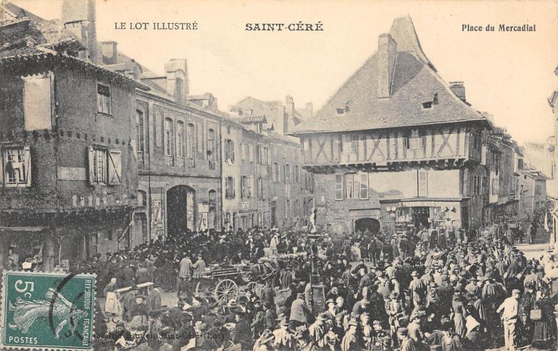Carte postale ancienne Saint Cere - Place Du Mercadial à Saint-Céré