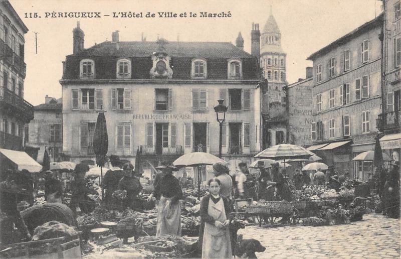 Carte postale ancienne Perigueux - L'Hotel De Ville Et Le Marche à Périgueux
