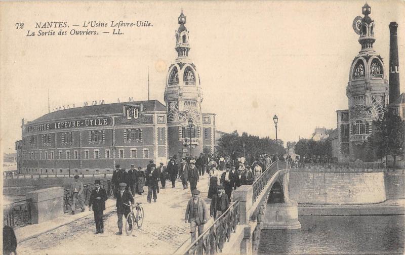 Carte postale ancienne Nantes - L'Usine Lefevre Utile - Sortie Des Ouvriers à Nantes