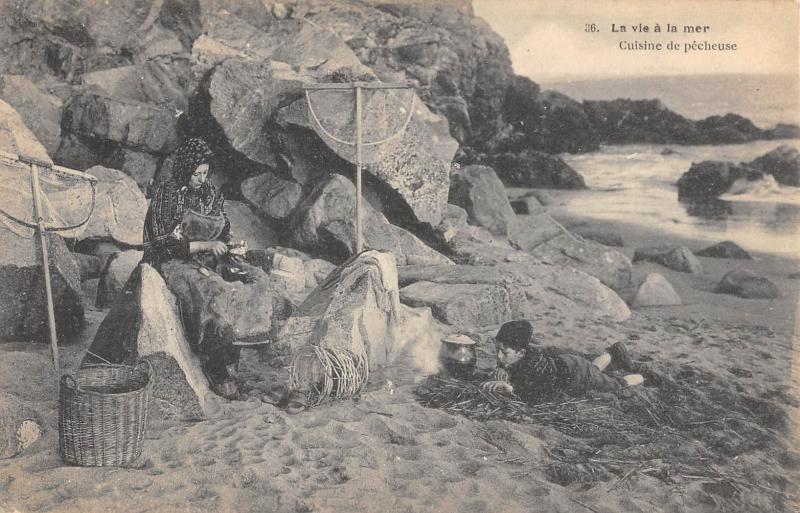 Carte postale ancienne La Vie A La Mer - Cuisine De Pecheuse