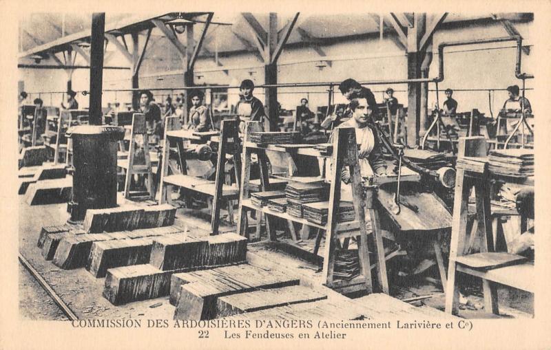 Carte postale ancienne Commission Des Ardoisieres D'Angers - Les Fendeuses En Atelier à Angers