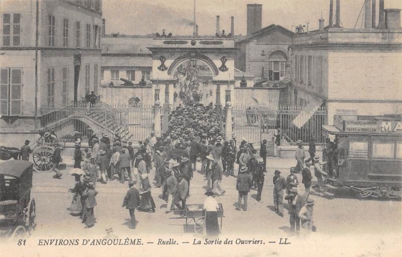 Carte postale ancienne Ruelle - La Sortie Des Ouvriers