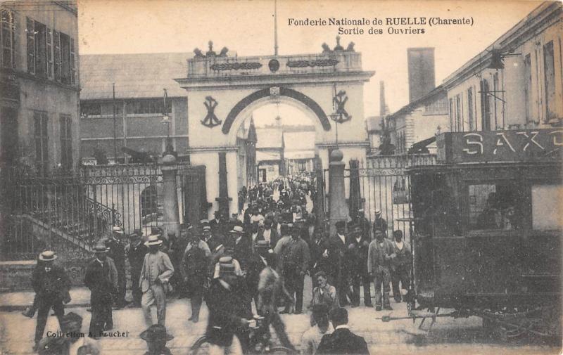 Carte postale ancienne Fonderie Nationale Du Ruelle - Sortie Des Ouvriers