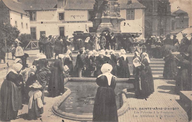 Carte postale ancienne Sainte Anne D'Auray - Les Pelerins A La Fontaine - Les Ablutions à Sainte-Anne-d'Auray