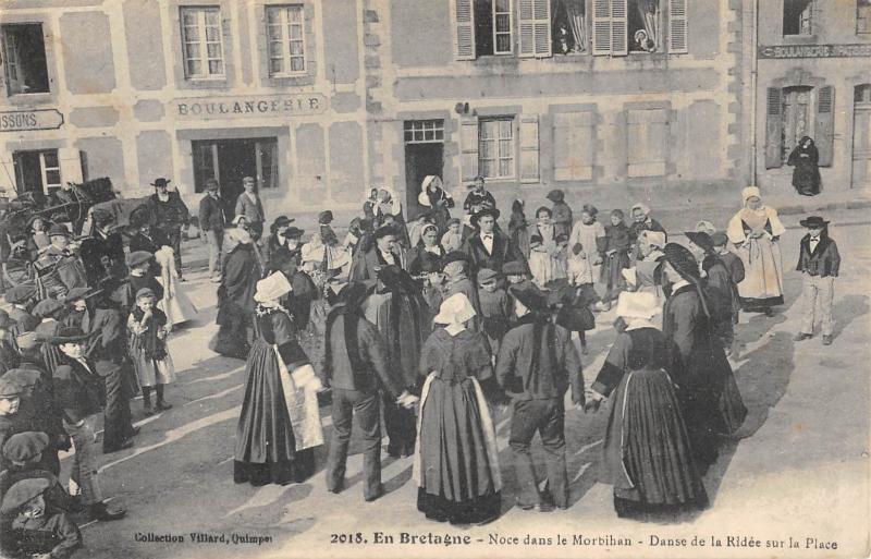 Carte postale ancienne En Bretagne - Noce Dans Le Morbihan - Danse De La Ridee Sur La Place