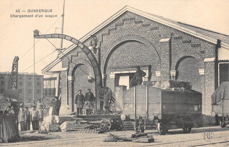 Carte postale ancienne Dinkerque - Chargement D'Un Wagon
