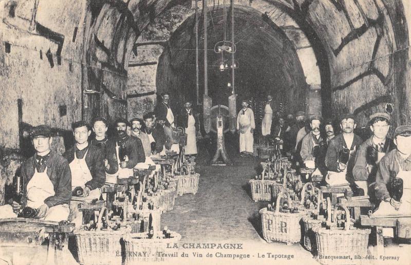 Carte postale ancienne Epernay - Travail Du Vin De Champagne - Le Tapotage à Épernay