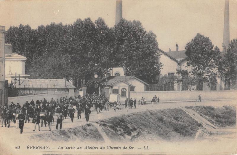 Carte postale ancienne Epernay - La Sortie Des Ateliers Du Chemin De Fer à Épernay