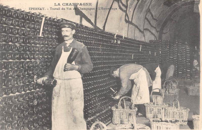 Carte postale ancienne Epernay - Travail Du Vin De Champagne - L'Entreillage à Épernay