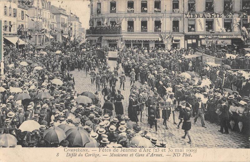 Carte postale ancienne Compiegne - Fetes De Jeanne D'Arc - Defile Du Cortege - Gens D'Armes à Compiègne