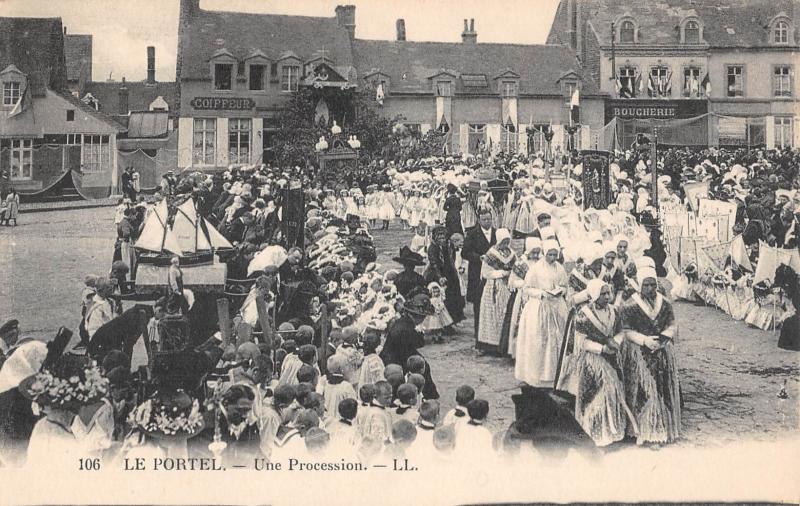 Carte postale ancienne Le Portel - Une Procession au Portel