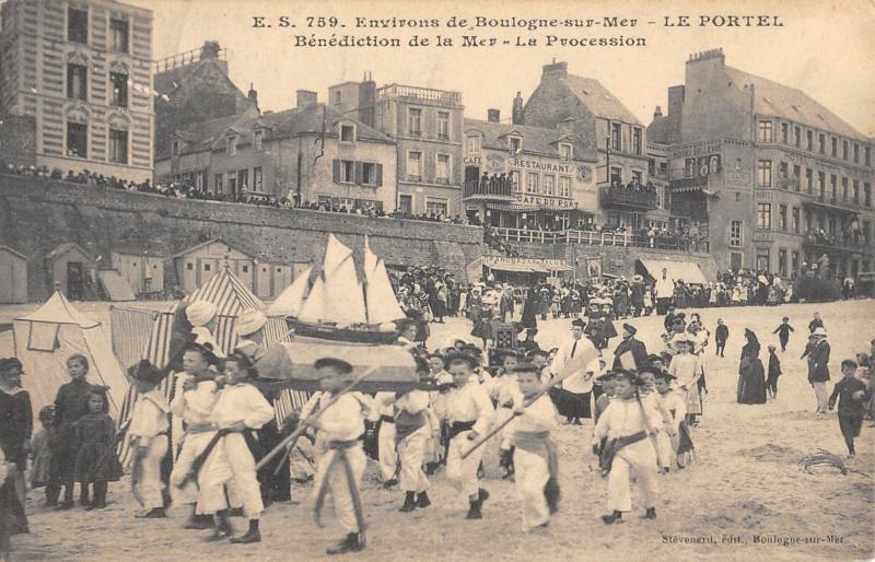 Carte postale ancienne Le Portel - Benediction De La Mer - La Procession au Portel