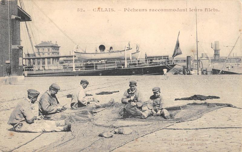 Carte postale ancienne Calais - Pecheurs Raccommodant Leurs Filets à Calais