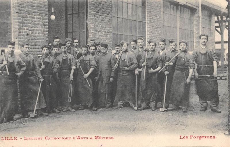 Carte postale ancienne Lille - Institut Catholique D'Arts Et Metiers - Les Forgerons à Lille