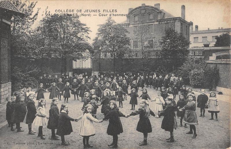 Carte postale ancienne Valenciennes - College De Jeunes Filles - Cour D'Honneur à Valenciennes