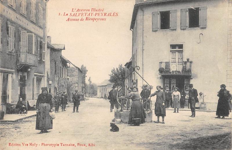 Carte postale ancienne La Salvetat Peyrales - Avenue De Rieupeyroux - Cafe à Rieupeyroux