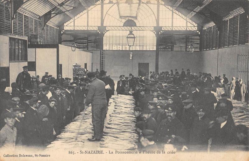 Carte postale ancienne Saint Nazaire - La Poissonnerie A L'Heure De La Criee à Saint-Nazaire