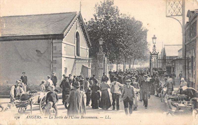 Carte postale ancienne Angers - La Sortie De L'Usine Bessonneau à Angers